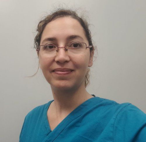 Licenciada en veterinaria por la Universidad de Zaragoza en 2010, se incorporó a la Clínica Veterinaria Asturcón en el año 2012. Cuenta con un postgrado en cardiología veterinaria, cirugía y especialización en diagnóstico por imagen. Es mimbro del GEVAR y el GEDI.