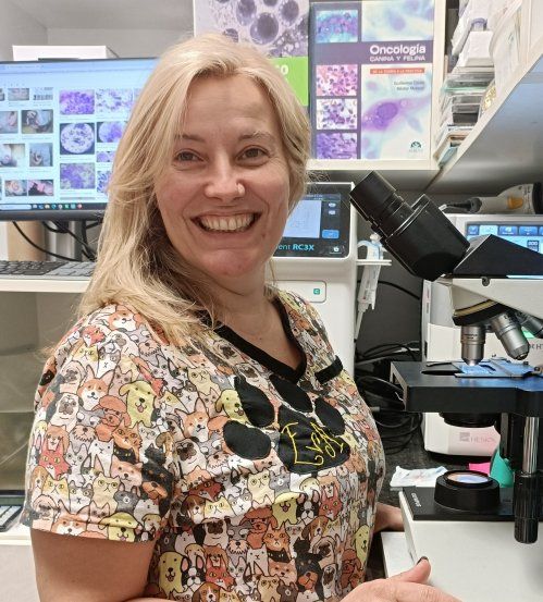 Licenciada en veterinaria por la Universidad de León en el año 2004. En el año 2014 se incorporó a la Clínica Veterinaria Asturcón. Posee un posrtgrado en oncología y está especializada en dermatología. Además, es miembro del GEDA.