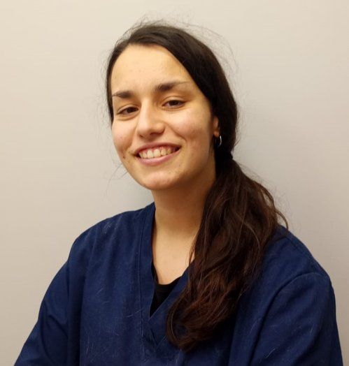Licenciada en veterinaria por la Universidad Complutense de Madrid en el año 2022. En el año 2023 se incorporó a la Clínica Veterinaria Asturcón. Realizó internados de traumatología y nefrología.